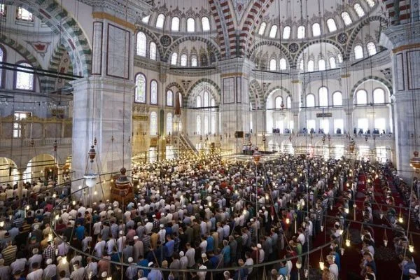 Cuma namazı bugün saat kaçta kılınacak