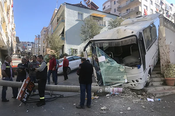 Direğe çarpan minibüs elektrik kesintisine neden oldu
