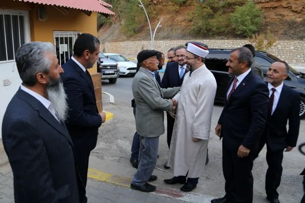 Diyanet İşleri Başkanı Erbaş'tan cemevine ziyaret