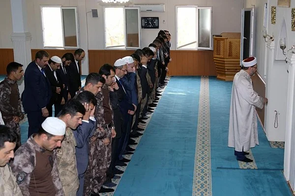 Diyanet İşleri Başkanı, JÖH ve PÖH'lerle namaz kıldı