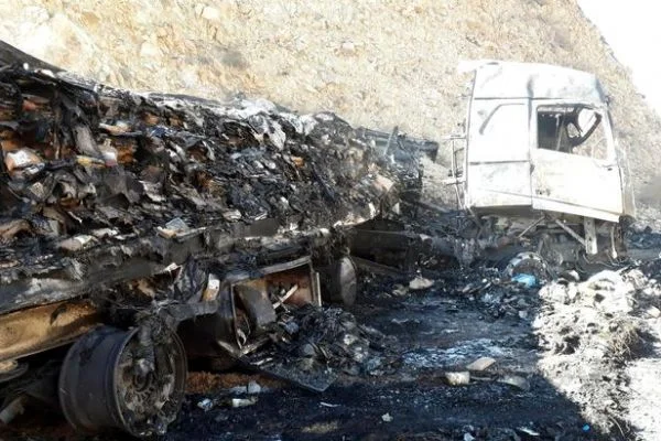 Dolu kan torbası yüklü TIR, yangında kül oldu