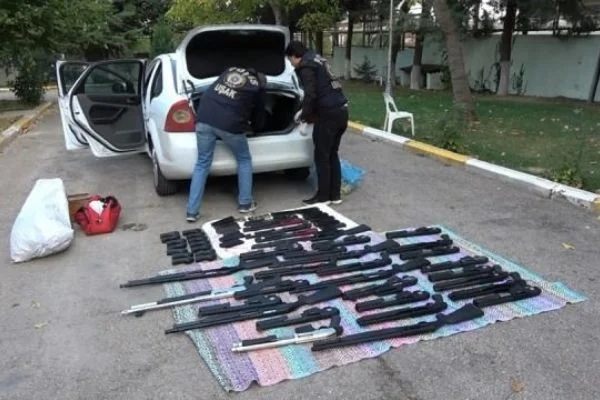 Durdurulan araçtan çıkanlar şoke etti