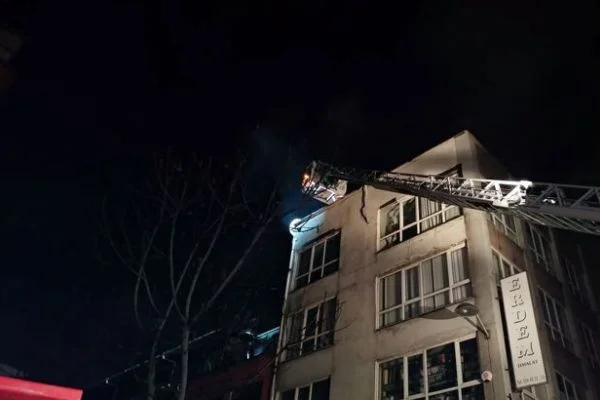 Eminönü'nde korkutan yangın