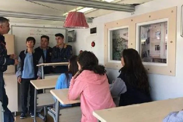 Erzurum'da öğrencilere simülasyon tırında deprem eğitimi