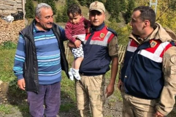 Evinin önünden kaybolan çocuk uçurumun kenarında bulundu