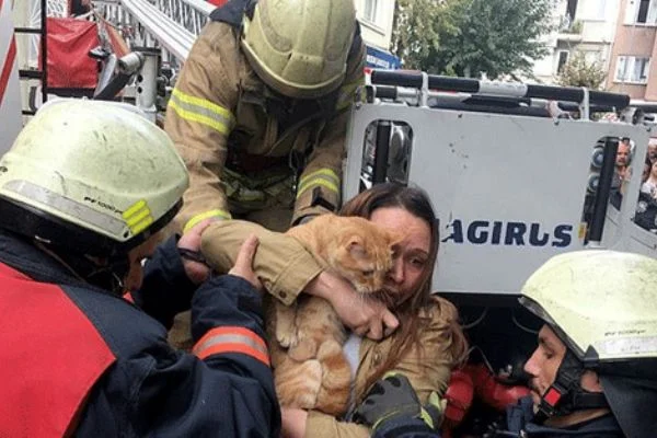 Fatih'te korkutan yangın: 4'ü çocuk 8 kişi kurtarıldı