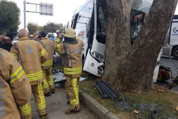Havalimanı personelini taşıyan araç kaza yaptı