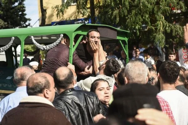 Hırsızlar tarafından öldürülen gencin cenazesinde kavga çıktı