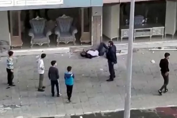 Husumetli olduğu kişinin ayaklarını ciple ezdi