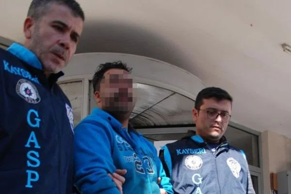 İdrarıyla araç camlarını silerken yakalanıp gözaltına alındı
