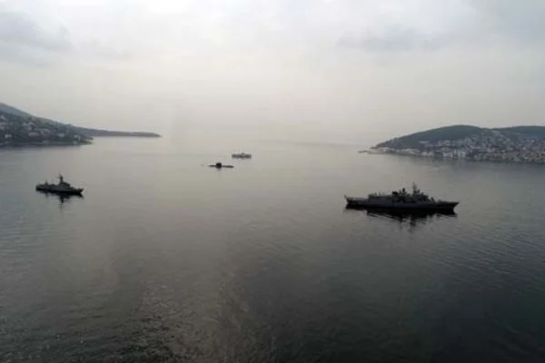 İstanbul Maletepe açıklarında savaş gemileri ve denizaltı görüntülendi