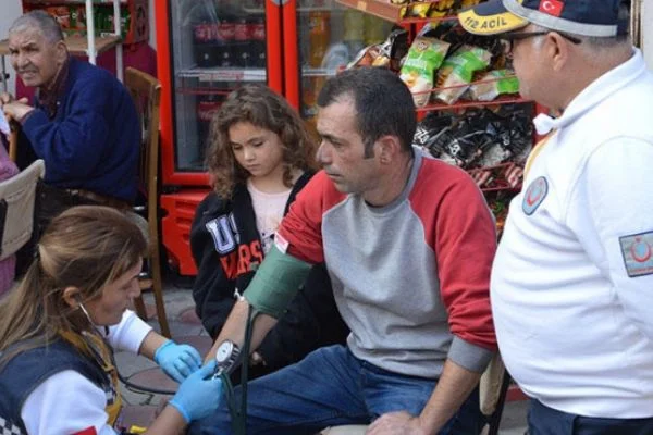 İtfaiye'yi beklemeden alevlerin arasına daldı