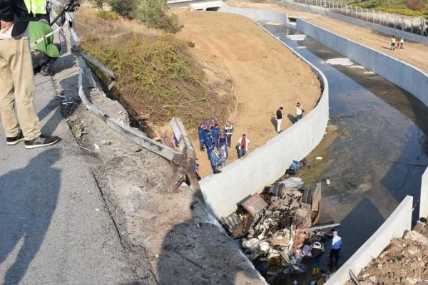 İzmir'de 22 göçmenin ölümüne neden olan sürücü, turist taşıdığını söylemiş