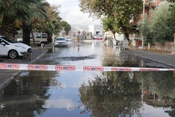 İzmir'de aşırı sağanak sele neden oldu