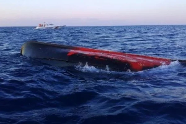 İzmir'de göçmenleri taşıyan tekne battı