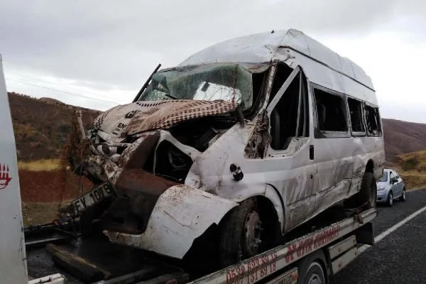 Kaçak göçmenleri taşıyan minibüs devrildi: 26 yaralı