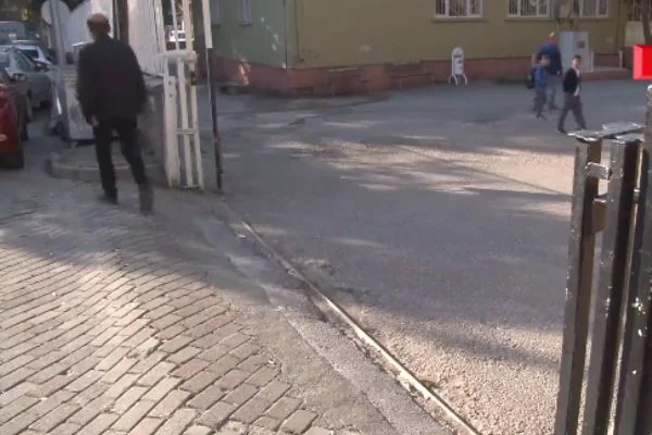 Kafasına okulun kapısı düşen çocuk hayatını kaybetti