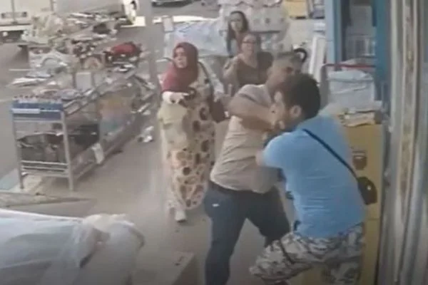 Kanlı biten 'indirimli perde' kavgası güvenlik kamerasında
