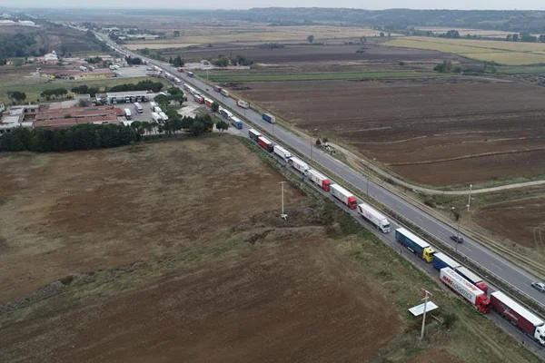 Kapıkule'de 10 kilometrelik tır kuyruğu