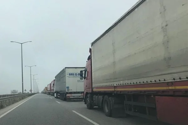 Kapıkule'de tır kuyruğu 12 kilometreye ulaştı