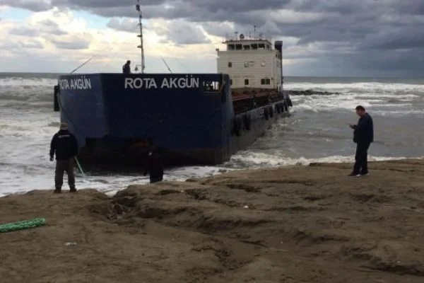 Karadeniz'de sürüklenen gemi sahile oturdu