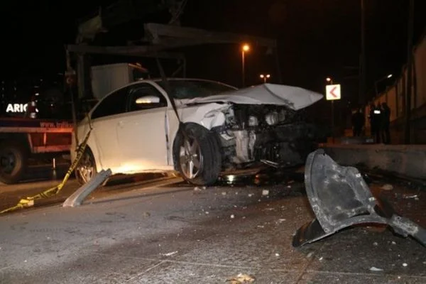 Kaza yaptığı otomobilini olay yerinde bırakıp kaçtı