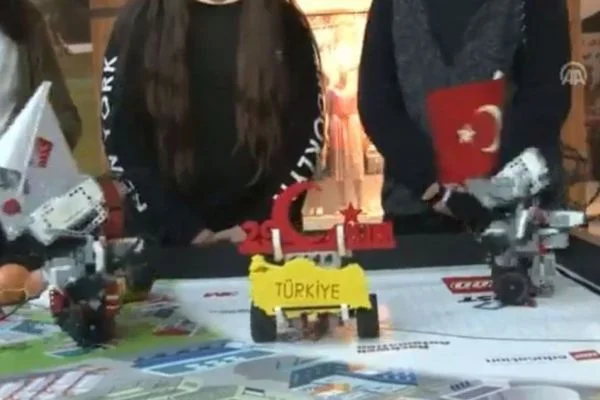Kodladıkları robotlarla Cumhuriyet Bayramını kutladılar