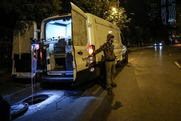 Konsolosluğun bulunduğu sokaktaki kanalizasyonda inceleme