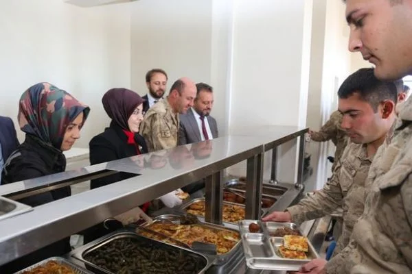 Lice'deki Mehmetçiklere 'anne yemeği'