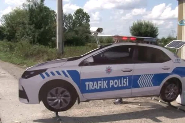 Maket polis araçları kazaları azalttı