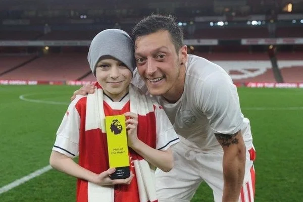 Mesut Özil, aldığı ölüm haberiyle sarsıldı