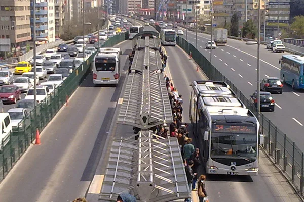 Metrobüs arızalandı: Uzun kuyruklar oluştu
