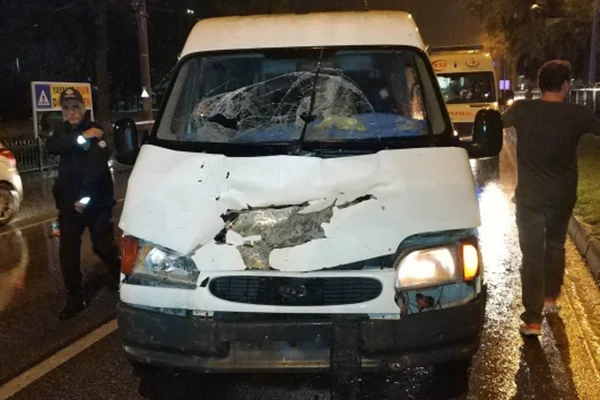 Minibüs yayalara çarptı: 1 ölü, 1 yaralı