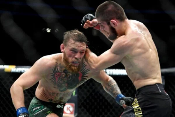 Müslüman dövüşçü Habib Nurmagomedov İrlandalı dövüşçüyü ezdi
