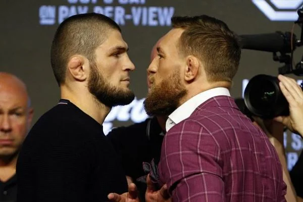 Müslüman dövüşçü Nurmagomedov'un McGregor'u devirdiği maç olaylı bitti