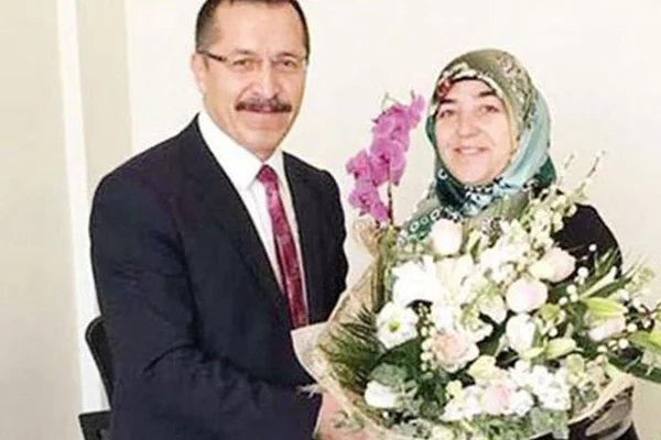 O rektörden yine çok tartışılacak... İstifa eden eşini yine atadı