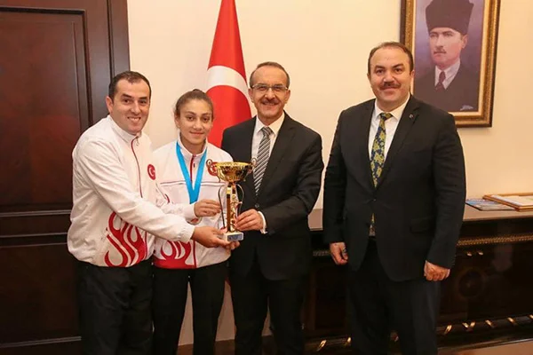 Ordu Valisi Yavuz, Avrupa ikincisi boksörü ödüllendirdi