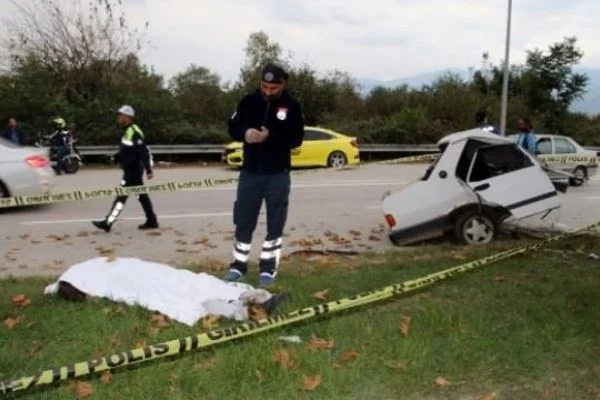 Ortadan ikiye bölünen otomobilin sürücüsü öldü