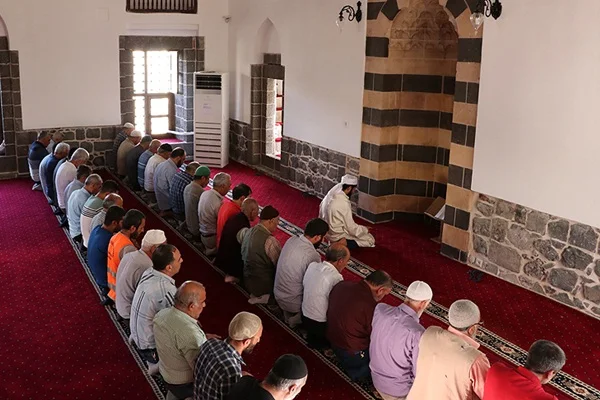 PKK'lı teröristlerin tahrip ettiği camilerden ezan sesi yükseliyor