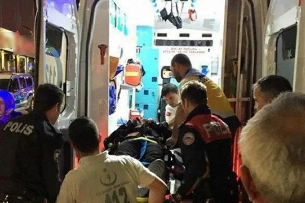 Polis memurunu araçla 50 metre sürükledi