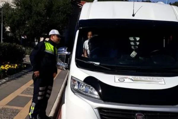 Polis, öğrencileri okula bıraktı