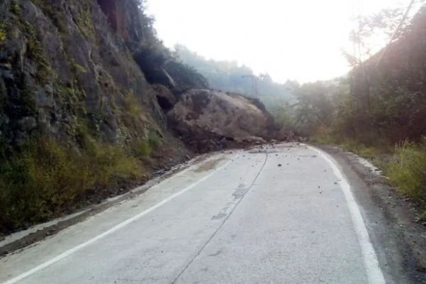 Rize'de heyelan yolu ulaşıma kapandı