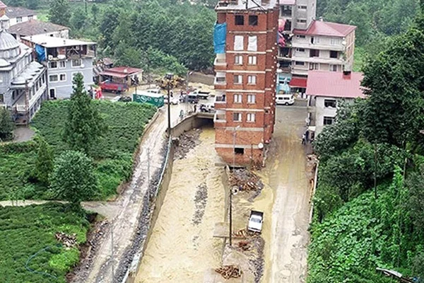 Rize'de tartışma konusu olan apartman yıkılıyor