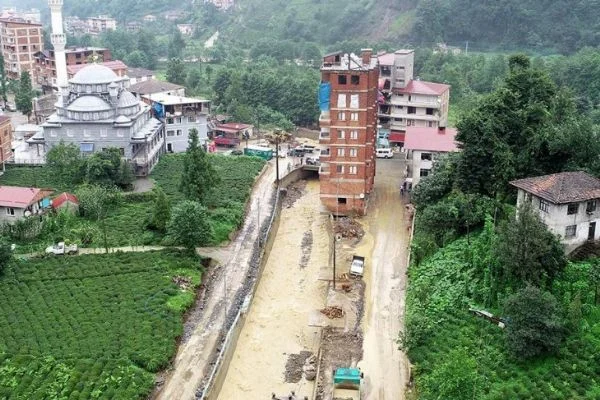 Rize'deki o bina'nın yıkımına başlandı