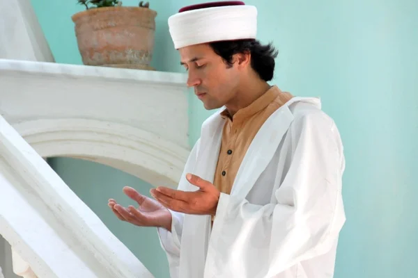'Rockçı imam' meslekten ihraç edildi