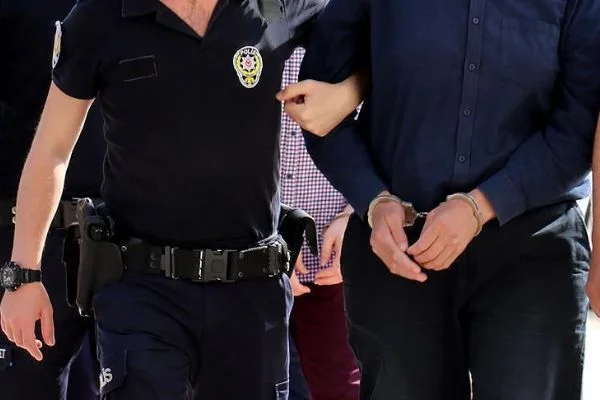 Sahte siteden göçmenleri dolandıran çete çökertildi