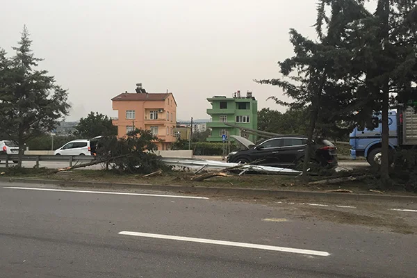 Samsun'da karşı şeride geçen tır iki araçla çarpıştı: 4 yaralı