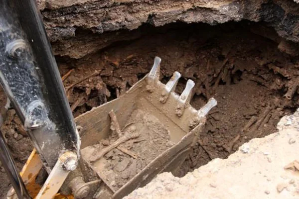 Şebeke kazısında insan kemikleri çıktı!