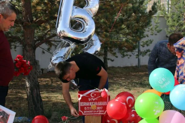Şehit Bedirhan'ın ilk doğum günü mezarında kutlandı