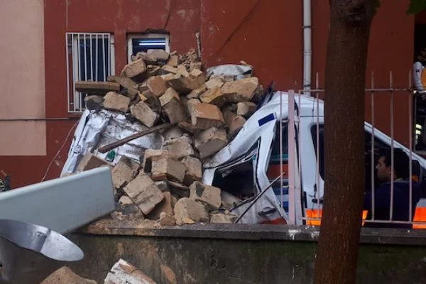 Şiddetli fırtınada minare ambulansın üzerine devrildi